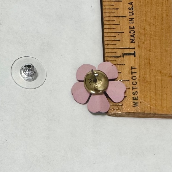 🌸Vera Wang Simply Vera Pink 3D Flower Earrings Stud NWT - Picture 3 of 4